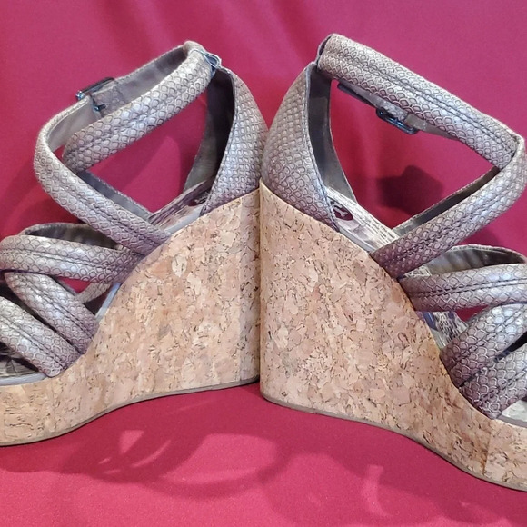 Tory Burch taupe grey reptile embossed cork wedges strappy - Picture 2 of 10